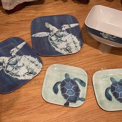 Plastic Serving Bowl And 4 Plates 