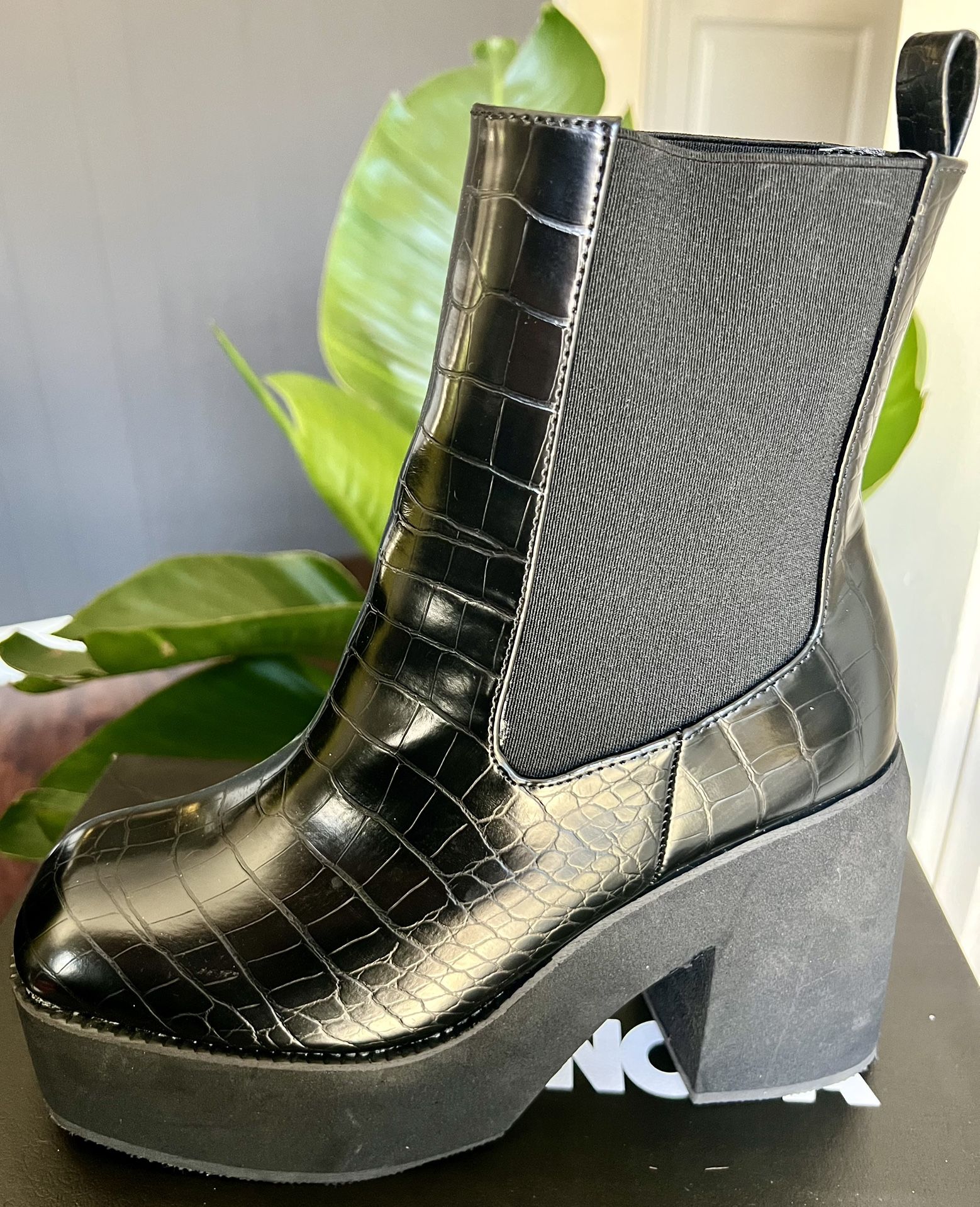 Black Platform Booties -FashionNova