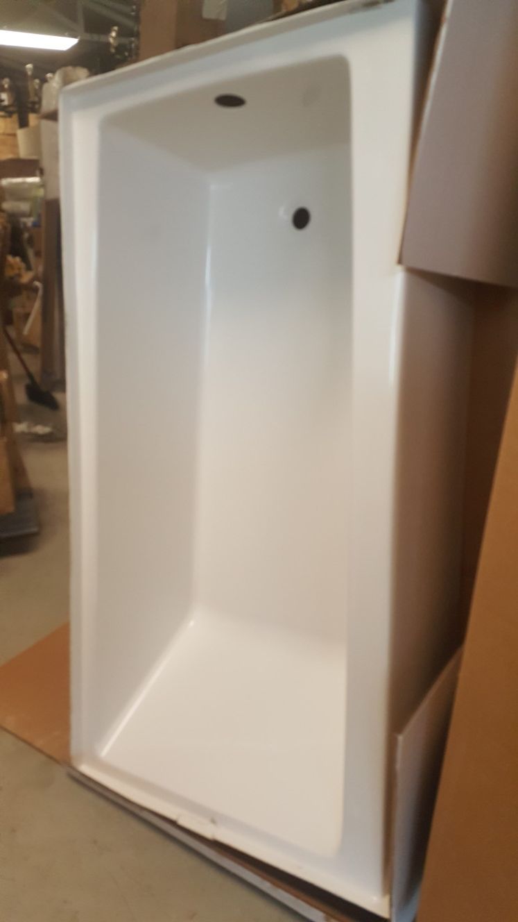 Aquatic Carson 60 in. AcrylX Acrylic-Finished Right Drain Rectangular Apron Front Soaking Bathtub in White