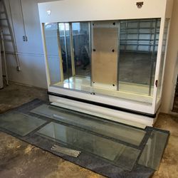 Locking /Display Cabinet With Lighting 