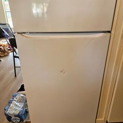 Moving must sell.. **LG Refrigerator – 20 Cu Ft – Works Great**