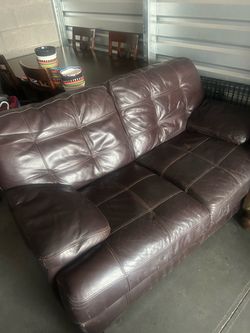 Un Sofa de Semi Piel Cafe Obscuro