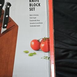 Zwilling Pro 9-piece Knife Set. 