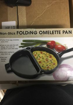 Folding omelette pan