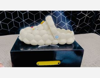 Trillium Bumble Beige Slippers 