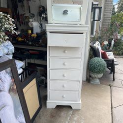 Pre Owned But In Very Good Condition 6 Drawer Stanley Chest Drawers 