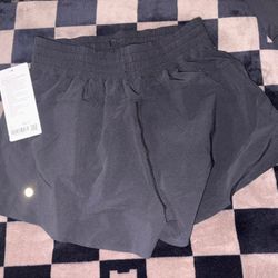 Lululemon “Shake It Out” High rise Run Short 2.5” Women’s Medium . (brand New With 🏷️)