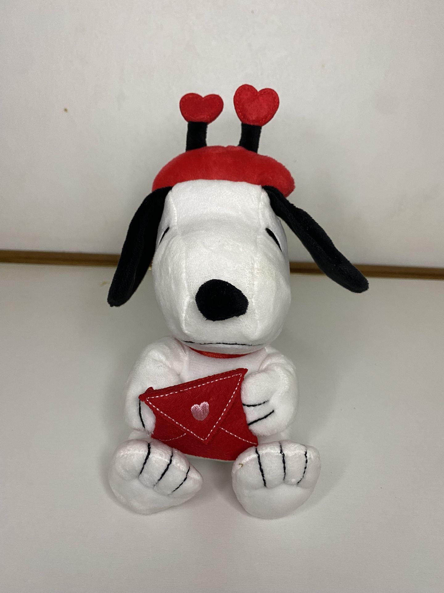 Hallmark Plush Snoopy Peanuts Stuffed Animal 9" Valentine Hearts Envelope
