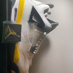 Jordan 4 Tour Yellow “size 10.5”