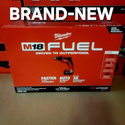 Milwaukee
M18 FUEL 18V Lithium-Ion Brushless Cordless Drywall Screw Gun Kit with (2) 5.0Ah Batteries, Charger and Tool Bag