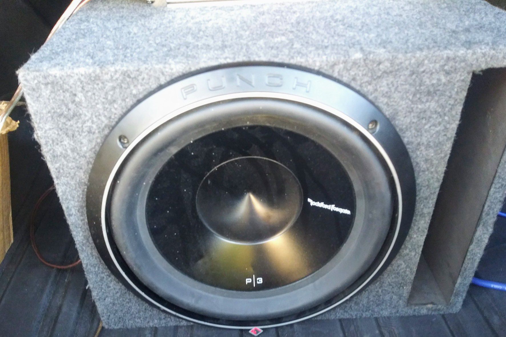 ROCKFORD FOSGATE P3D2-12. 12" subwoofer with ported enclosure