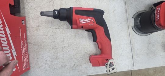 LIKE NEW MILWAUKEE FUEL M18 SHEETROCK SCREW GUN 110$ TOOL ONLY OR 140 WITH 2.0 BATTERY AND CHARGER 