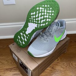 Kids sz 6.5y Nike Revolution 