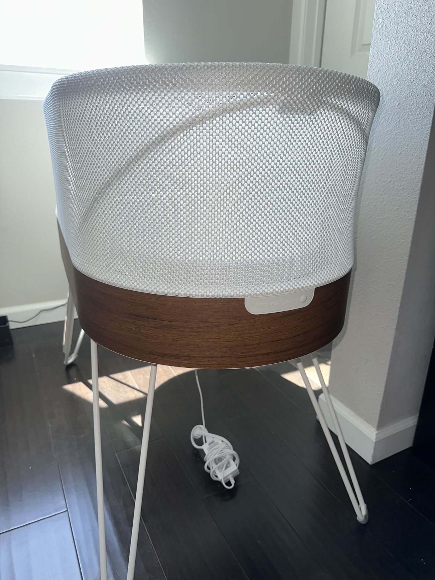 Like new Snoo Smart Sleeper Bassinet