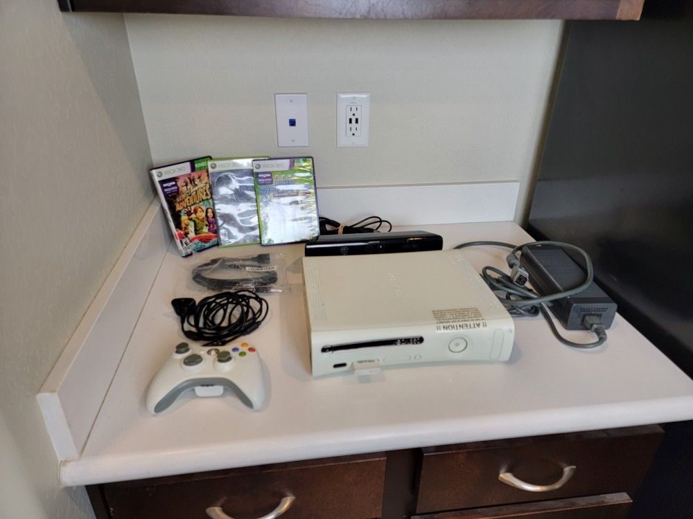 Xbox 360 With 3 Games And Accesories