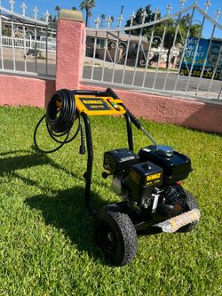DEWALT
3600 PSI 2.5 GPM Gas Pressure Washer with Honda GX200 Engine, Heavy-Duty Commercial Cold Water Power Cleaner