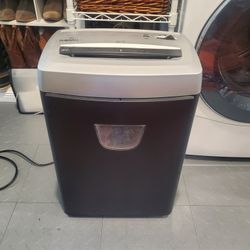 FELLOWS Paper Shredder