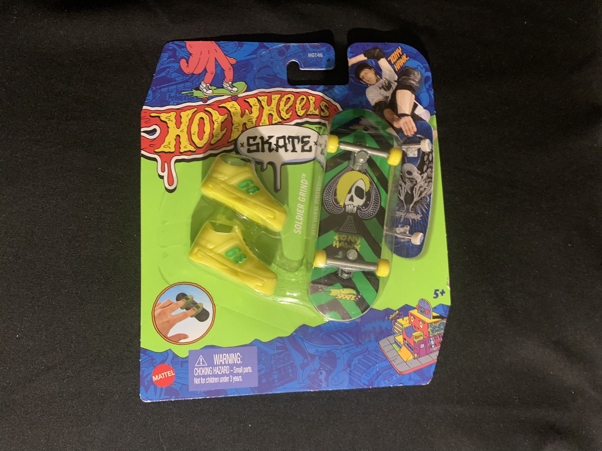 Hot Wheels skateboard toy set with skateboard, skate shoes, and skateboard bag #skateboarding toys