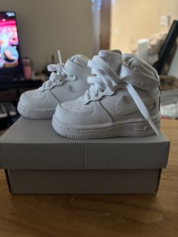 **NEW**  white Nike shoes for toddler