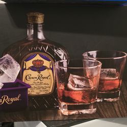 New in box Crown Royale glass set with ice cube tray