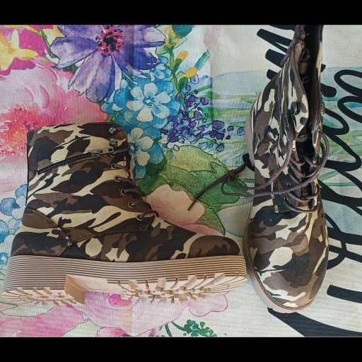 Brand New! Camouflage Women's Boot With Side Pocket for Money/Keys, Etc.! Size 8! TODAY ONLY! 