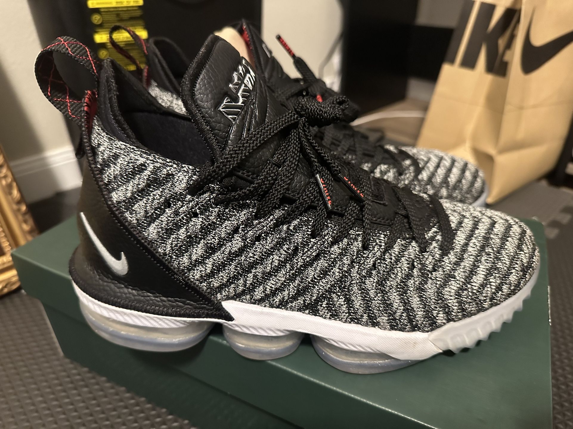 Nike LeBron XVI Oreo