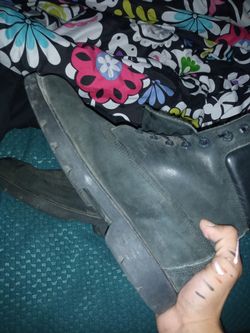 Just need to be brushed off/cleaned Size 10 all black timberlands