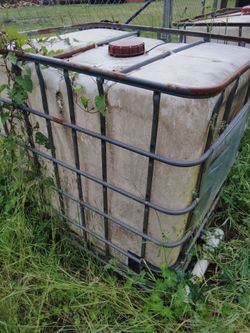Water tank with valve