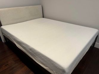 Queen Memory Foam Mattress – Excellent Condition