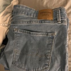 Levi women’s Crop Capris // Size 10 