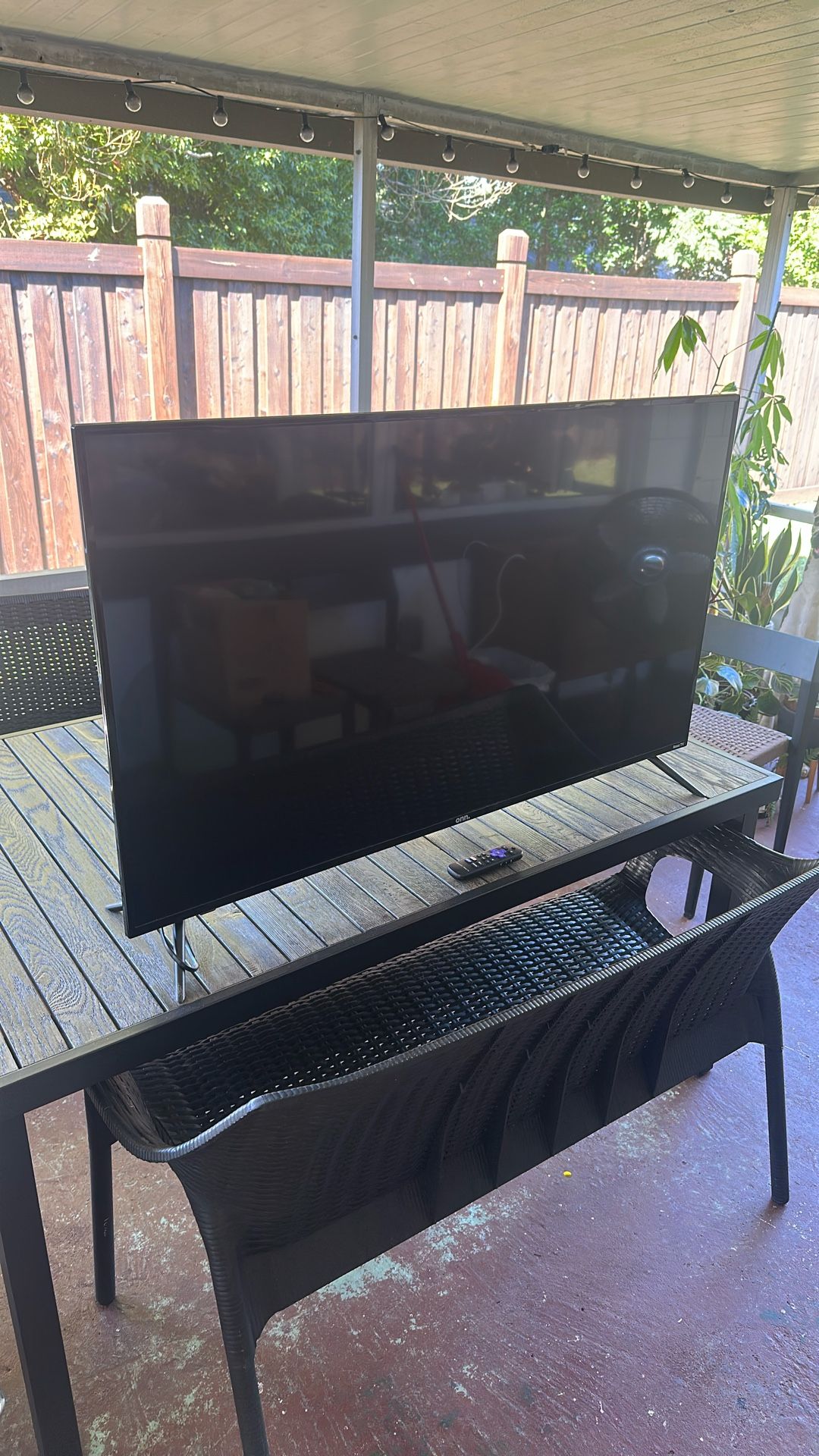 onn 50” Class 4K UHD (2160P) LED Roku Smart Television HDR (100012585