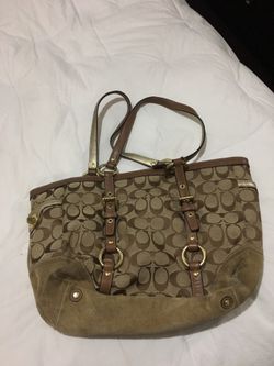 Brown coach purse a little dirty on the bottom but that can be clean