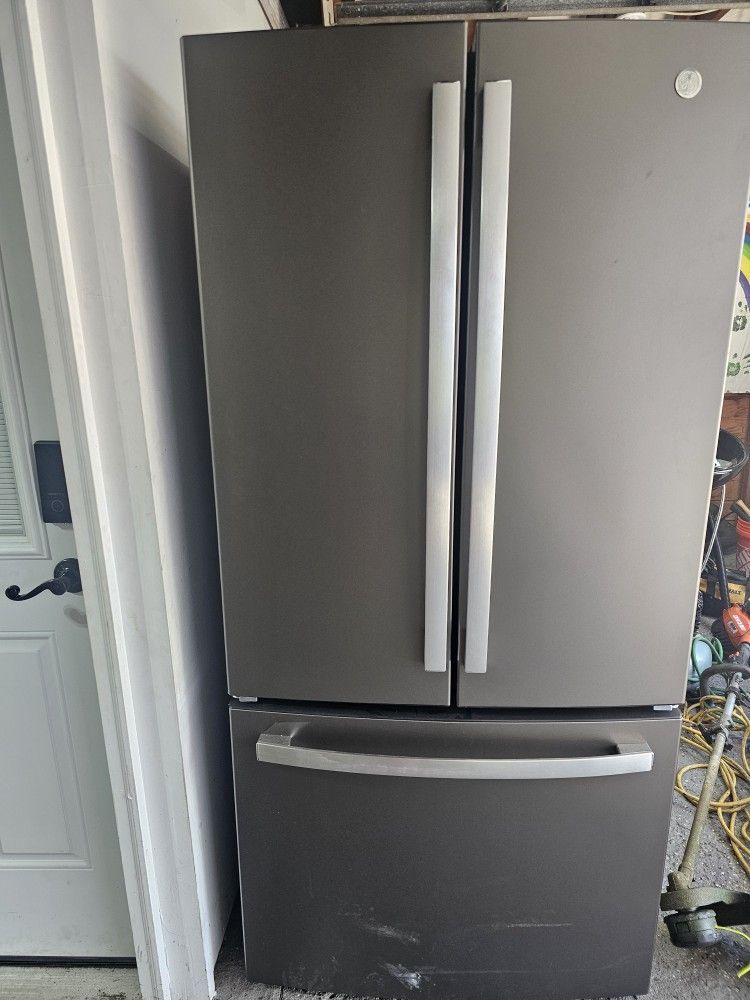 GE 2DOOR BOTTOM FREEZER REFRIGERATOR