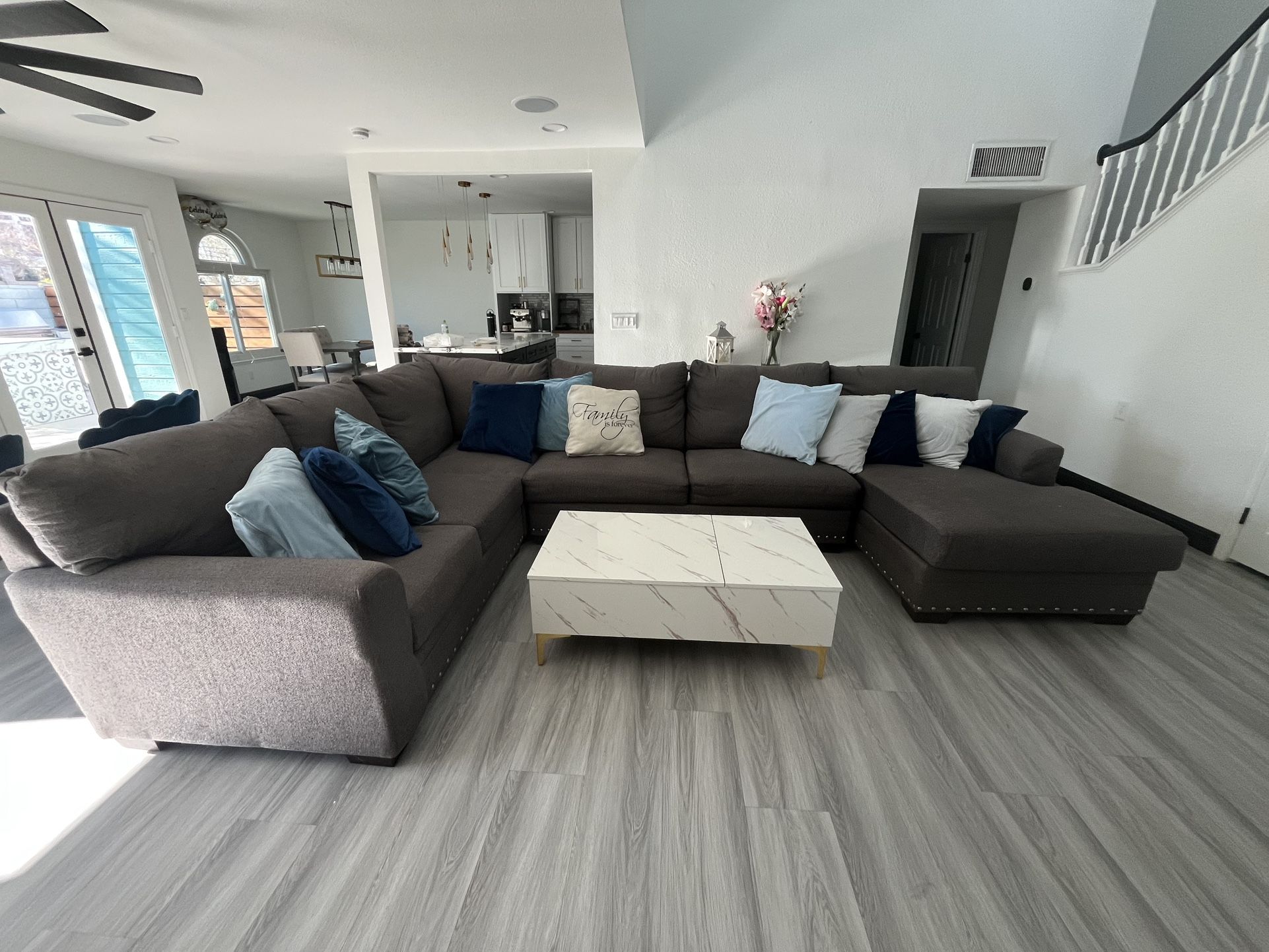 Sectional Couch w/ Pillows