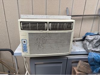 Good working wall AC Air Condotioner  -  Needs a good cleaning -