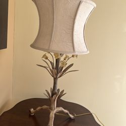 Vintage table Lamp With Decorative Flowers. MAKE AN OFFER 