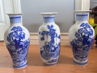 Elegant Chinese Style Porcelain Vase - Blue & White Floral Design