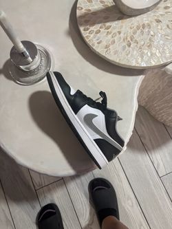Tenís Nike. Blanco y negro