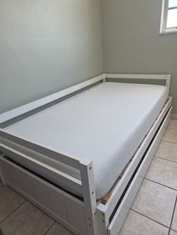 Daybed with trundle