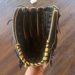 A2000 Outfield/Pitcher Softball Glove