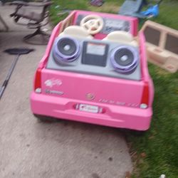12 Volt Power Wheel Working Radio. Charger N Battery Included