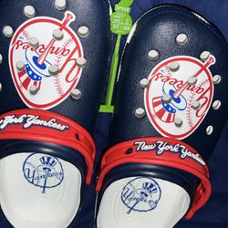Unisex Yankees Crocs Women6 Men4