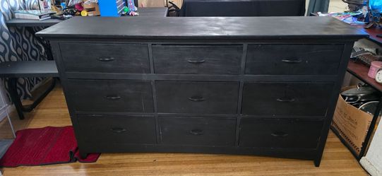 Black Wood 9-Drawer Dresser