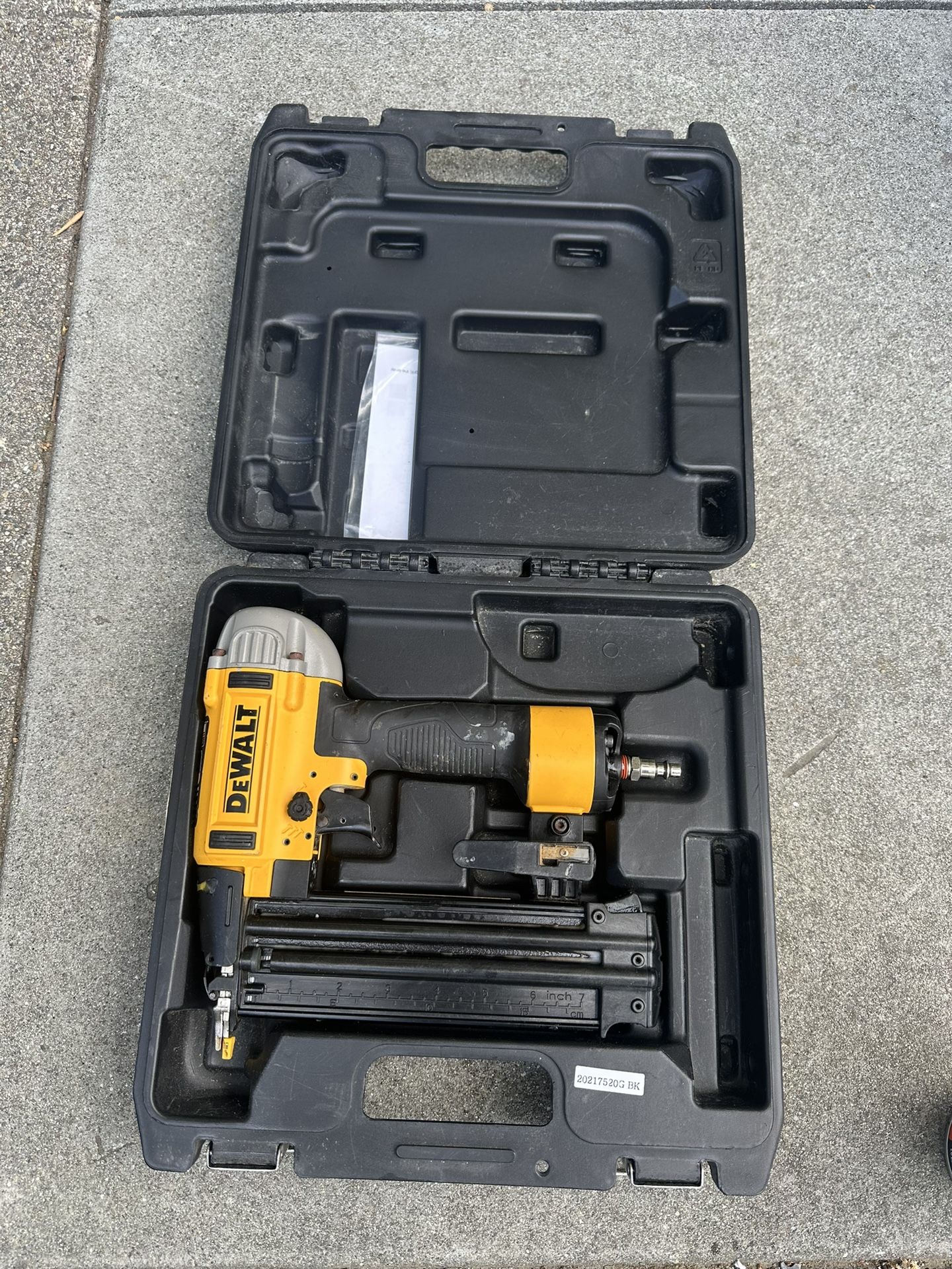 DEWALT18-Gauge Pneumatic Brad Nailer