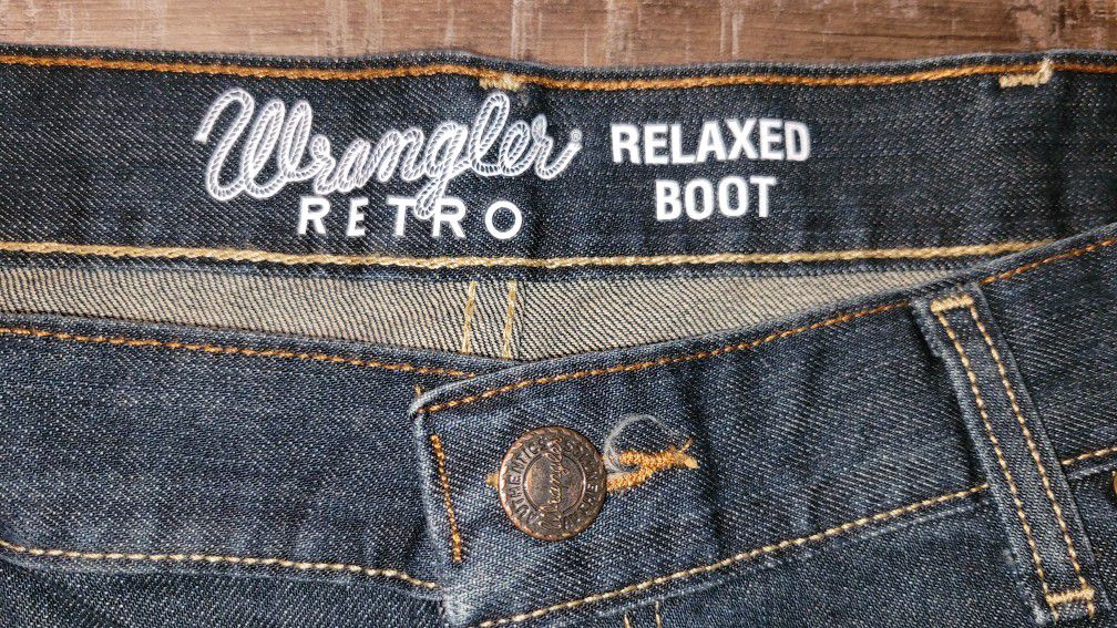 Men's Size 38x32 Wrangler Retro Relaxed Fit Denim Jeans Excellent Condition PRICE Is Firm for Sale in Bakersfield, CA -