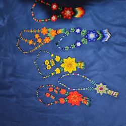 Collares ,puceras ,llaveros,de Chiquita Y Bolsas De Huichol 