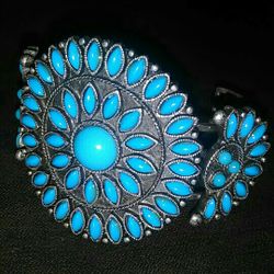 Turquoise color cuff bracelet size small Avon 2005 BRAND NEW IN BOX! 