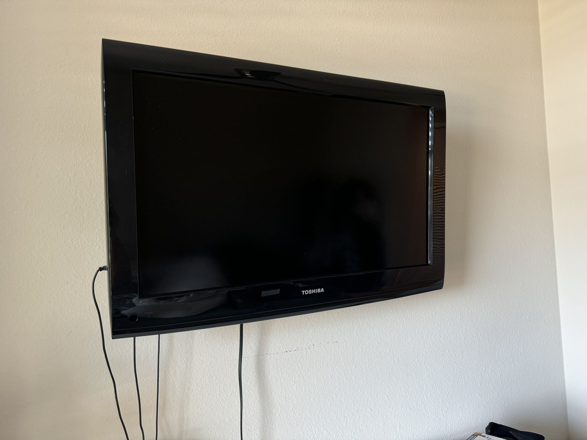 32 Inch Toshiba Flat Screen Tv + Wall Mount