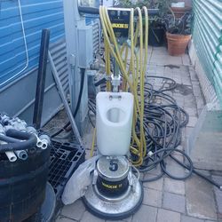 Floor scrubbing machine