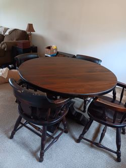 Dinette w four chairs and two leaves